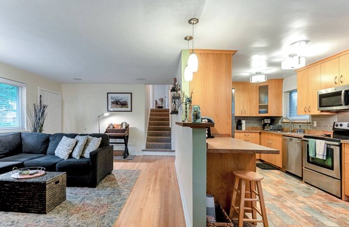 Bayview House | 3 Bed 1.5 Bath Blocks to Beach- Dogs OK! Quiet Cul-de-sac