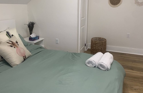 Cambridge House | 3 Bed + 1 Bath "Home-Away-From-Home" stay, 5 mins from 401