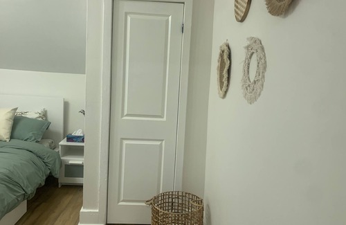 Cambridge House | 3 Bed + 1 Bath "Home-Away-From-Home" stay, 5 mins from 401