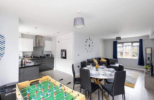 Leeds House | 3 Bed 2.5 Bath | Free Parking | WiFi | Master En-suite | Fussball Table | Garden