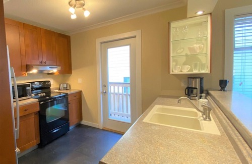 Lower Lonsdale House | 3 bed, 2 bath duplex in Lower Lonsdale, walk to Seabus