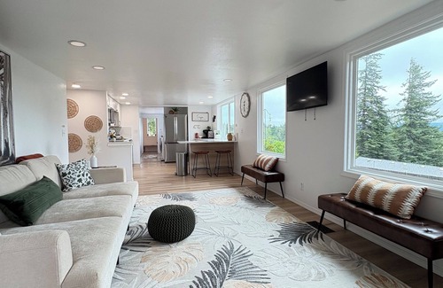 Coos Bay House | 3 Bed-2 Bath Home-Hot Tub, Workout & Game Room, Tree Fort, WiFi, Views