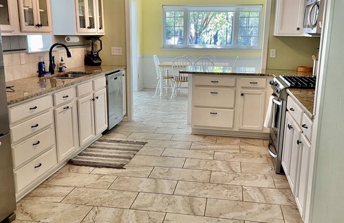 Jekyll Island House | 3 Bed 2 bath house sleeps 14, mins from beach and pier.