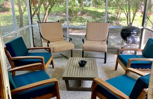 Jekyll Island House | 3 Bed 2 bath house sleeps 14, mins from beach and pier.