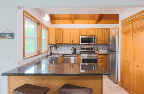 Sevierville House | 3 bed, 3 bath Lakeside Retreat