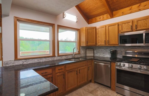 Sevierville House | 3 bed, 3 bath Lakeside Retreat