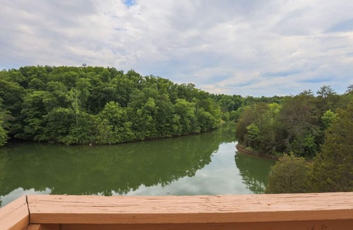 Sevierville House | 3 bed, 3 bath Lakeside Retreat