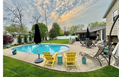 Ashwaubenon House | 3-Bed 3-Full Bath Walk to Lambeau
