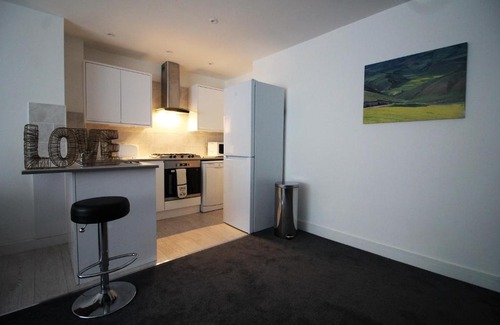 Staines Apartment | 3 Bed Apartment near Heathrow Apartment, LegoLand and ThorpePark