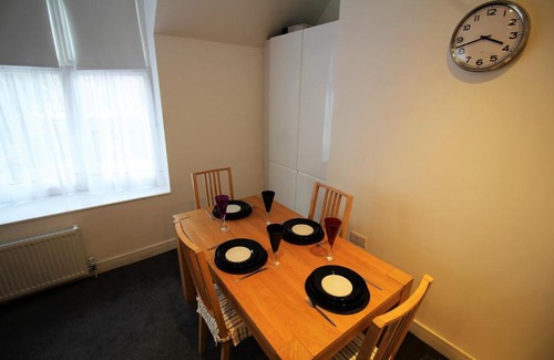 Staines Apartment | 3 Bed Apartment near Heathrow Apartment, LegoLand and ThorpePark