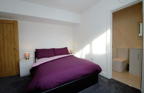 Staines Apartment | 3 Bed Apartment near Heathrow Apartment, LegoLand and ThorpePark