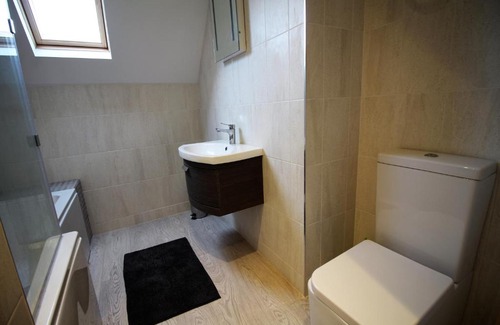 Staines Apartment | 3 Bed Apartment near Heathrow Apartment, LegoLand and ThorpePark
