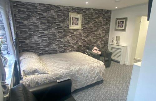 Merthyr Tydfil Apartment | 3 Bed Apartment - Sleeps 6 - Free Parking Wifi
