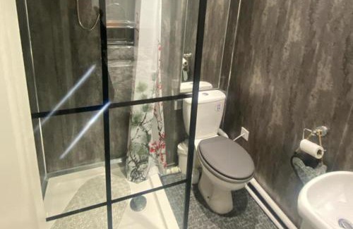 Merthyr Tydfil Apartment | 3 Bed Apartment - Sleeps 6 - Free Parking Wifi