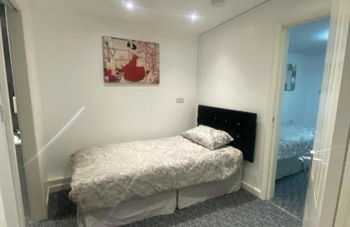 Merthyr Tydfil Apartment | 3 Bed Apartment - Sleeps 6 - Free Parking Wifi