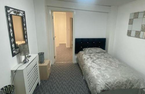 Merthyr Tydfil Apartment | 3 Bed Apartment - Sleeps 6 - Free Parking Wifi