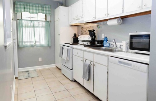 Athens Apartment | 3-Bed Athens Getaway right near UGA! Pool, Parking, SmartTV