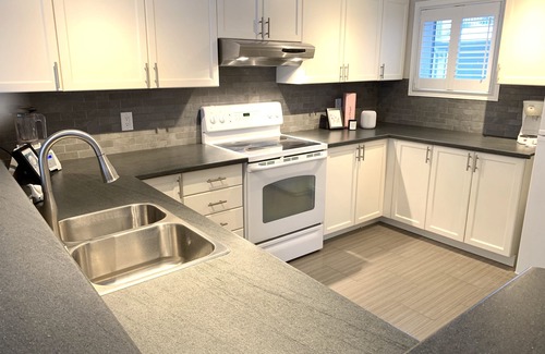 Collingwood Ski Chalet | 3 Bed, Attached Garage, Main fl. Lighthouse Point. 10 min to ski. 2 min to lake!
