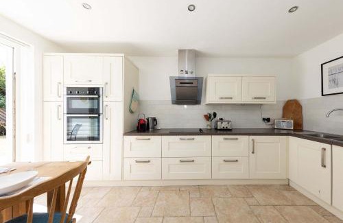 East Wittering House | 3-Bed Beach Bungalow & Garden 150m to Sea