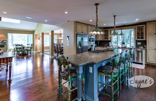 Muskoka Lakes Cottage | 3 bed + loft 3 bath cottage on Lake Rosseau! Hot Tub! BBQ!