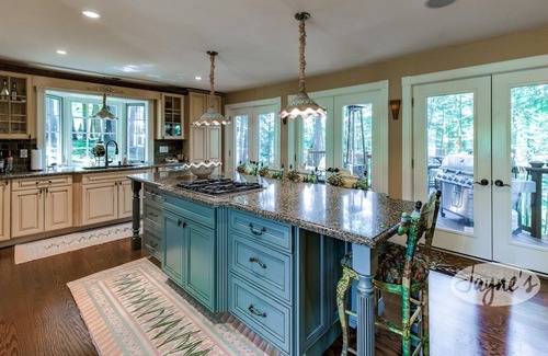 Muskoka Lakes Cottage | 3 bed + loft 3 bath cottage on Lake Rosseau! Hot Tub! BBQ!
