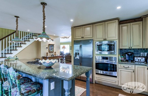 Muskoka Lakes Cottage | 3 bed + loft 3 bath cottage on Lake Rosseau! Hot Tub! BBQ!