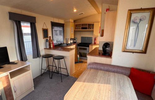Rhyl Ski Chalet | 3 Bed Caravan 8 Berth Pet Friendly Parking