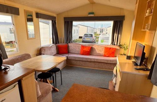 Rhyl Ski Chalet | 3 Bed Caravan 8 Berth Pet Friendly Parking