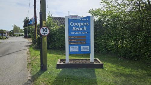 Colchester Ski Chalet | 3 Bed Caravan - Sleeps 6 - Parking - Wifi