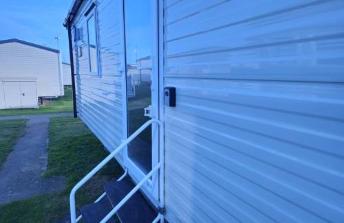 Colchester Ski Chalet | 3 Bed Caravan - Sleeps 6 - Parking - Wifi