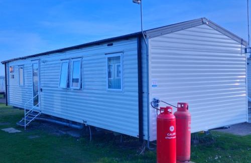Colchester Ski Chalet | 3 Bed Caravan - Sleeps 6 - Parking - Wifi