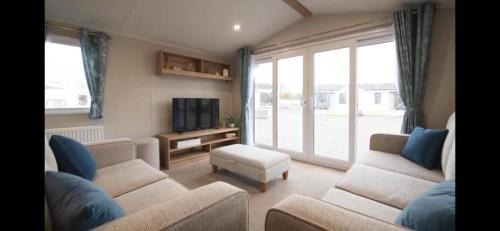 Colchester Ski Chalet | 3 Bed Caravan - Sleeps 6 - Parking - Wifi