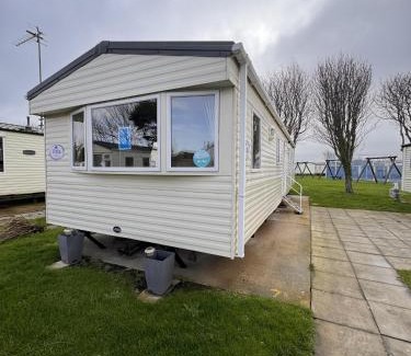 Towyn Ski Chalet | 3 Bed Caravan - Sleeps 8 - Pet friendly Parking
