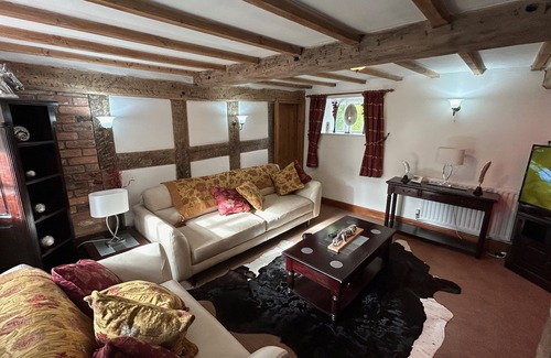 Cauldon Low Other | 3 Bed Character Farm Cottage Alton Towers Polar Bears Peak District