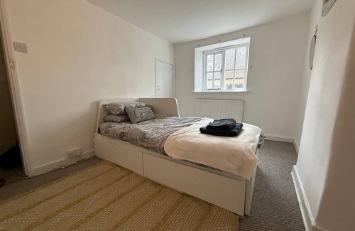 Bicester House | 3-bed Cherry Cottage - Walk to Bicester Village