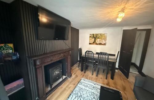 Bicester House | 3-Bed Cherry Cottage - Walk to Bicester Village