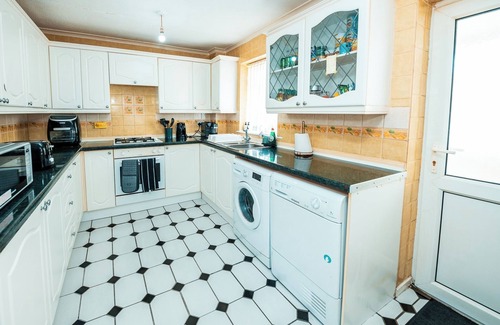Salford House | 3-bed City Retreat - Sleeps 7, Garden & Parking