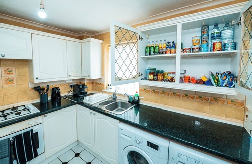 Salford House | 3-bed City Retreat - Sleeps 7, Garden & Parking