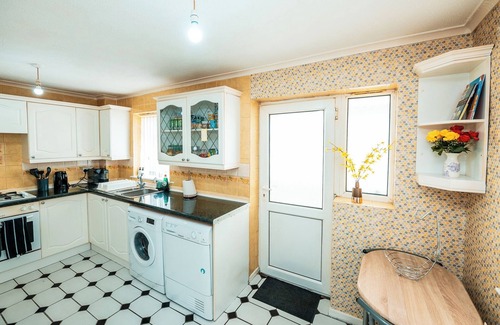 Salford House | 3-bed City Retreat - Sleeps 7, Garden & Parking
