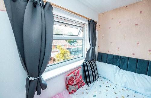 Salford House | 3-bed City Retreat - Sleeps 7, Garden & Parking