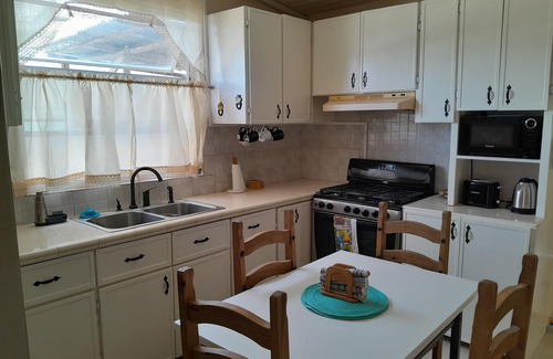 West Terrace House | 3 bed close to the beach, Wendy's Sports Bar, transport and Jordan's supermarket
