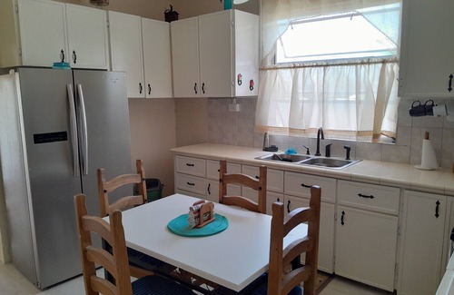 West Terrace House | 3 bed close to the beach, Wendy's Sports Bar, transport and Jordan's supermarket