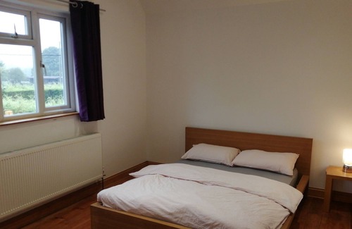Carshalton South and Clockhouse Cottage | 3-Bed Cottage in Quiet & Green Wallington