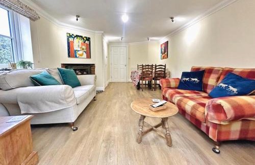 New Forest District House | 3-bed cottage in Sway, New Forest (5 min walk from Sway Train Station)