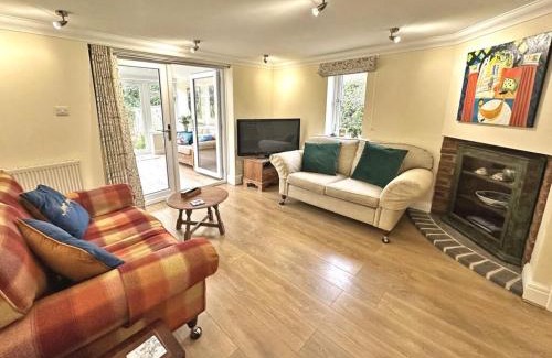 New Forest District House | 3-bed cottage in Sway, New Forest (5 min walk from Sway Train Station)
