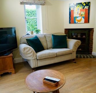 New Forest District House | 3-bed cottage in Sway, New Forest (5 min walk from Sway Train Station)