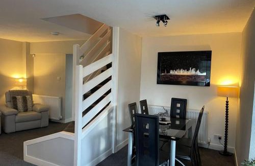 Aberdeen House | 3 Bed Cottage -Sleeps 5-Pets-HotTub-Bar-Smoking