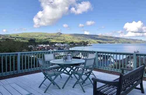 Ballygally House | 3 Bed Cottage - Sleeps 6 - Pets - Garden - Parking
