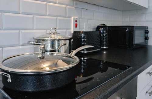 Richmond-upon-Thames House | 3-Bed Cottage Sleeps 8 Walk to Thames Garden