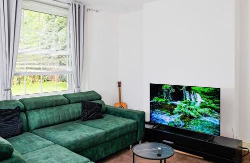 Richmond-upon-Thames House | 3-Bed Cottage Sleeps 8 Walk to Thames Garden